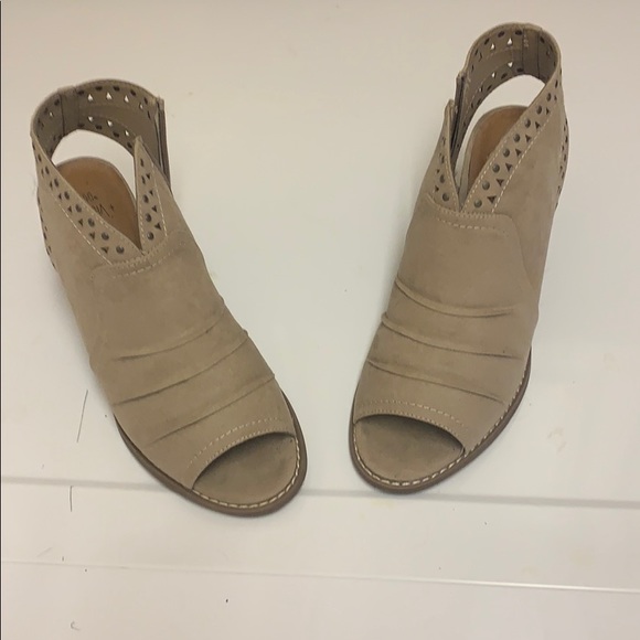 Never worn toe shoes. 2-1/2” wedge. Size 8 - Picture 1 of 2